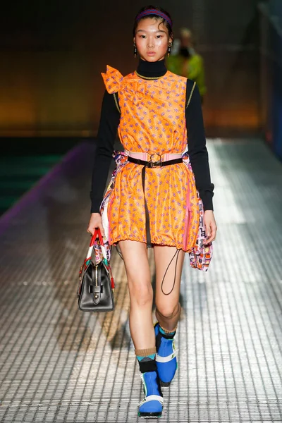 Look 10
